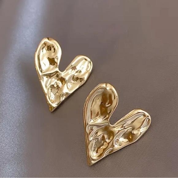 Anthropologie "Lila" Gold Heart Earrings - Timeless ✨ comes with gift box 🎁 - Picture 1 of 7